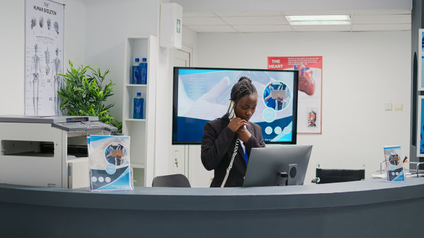 在医院前台工作的非裔美国人接待员图片下载