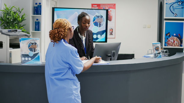 非裔美国临床工作人员查看注册表格图片下载