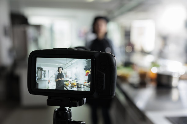 近距离的摄像机记录厨师在做烹饪课程时，展示菜的草药和配料。图片下载