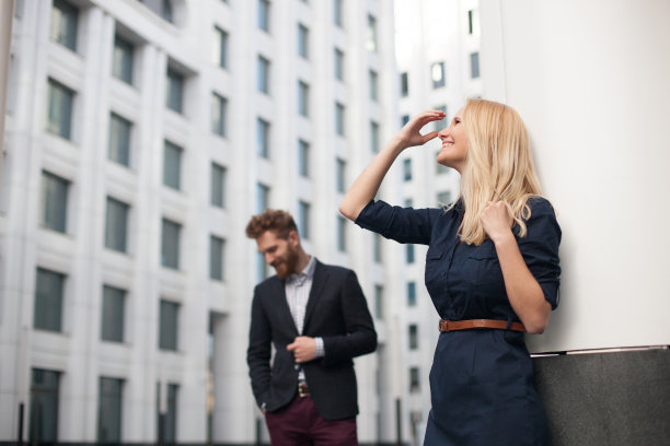年轻漂亮的女孩在等她的年轻男人。图片下载