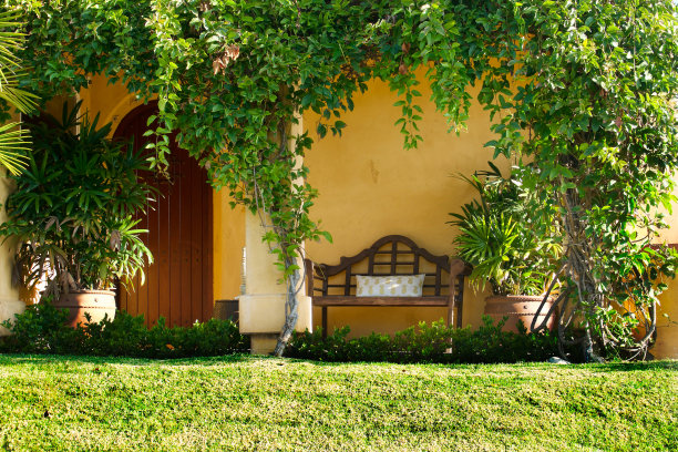 地中海住宅门廊，拱形前门在阳光下图片下载