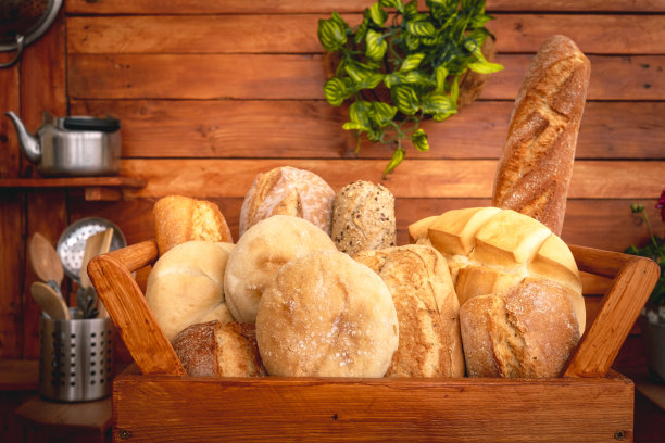 篮子里装满了不同类型的新鲜出炉的面包，长棍面包和面包，营养概念，价格上涨，原材料成本上升，通货膨胀图片下载