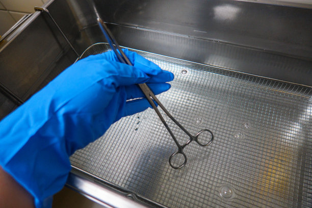 手术器械放置在超声波浴中图片下载