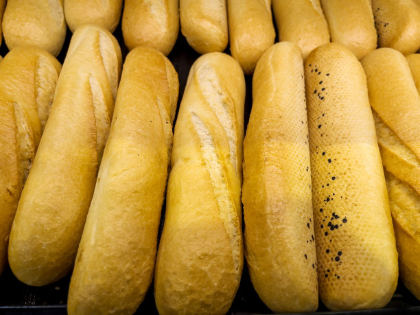 新鲜出炉的法国法棍面包纸包图片下载