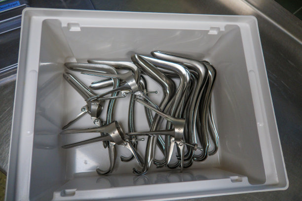 许多不同的妇科针管都在消毒室内消毒图片下载