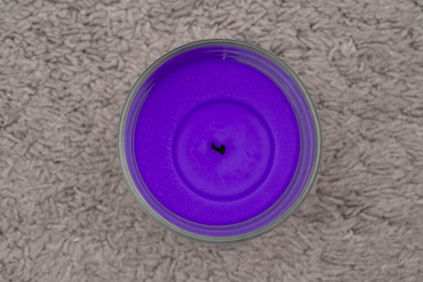 紫罗兰色蜡烛没有燃烧的火焰图片下载