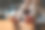 特写镜头，一个不认识的年轻女子使用智能手机，在餐厅里坐在桌子前打字，手里拿着一杯红酒。图片下载