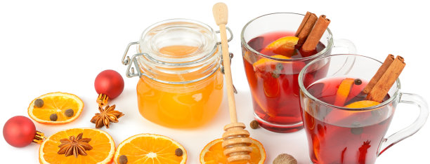 热葡萄酒，蜂蜜和圣诞装饰孤立在白色。宽的照片。图片下载