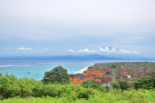 火山和Jungutbatu海滩，Nusa Lembongan，巴厘岛，印度尼西亚图片下载