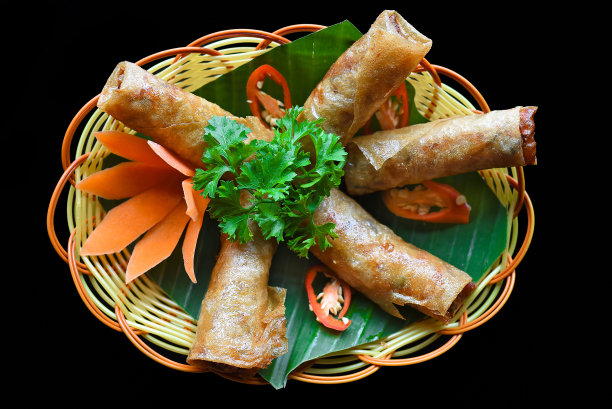 传统的越南炸春卷配猪肉，黑底宣纸图片下载