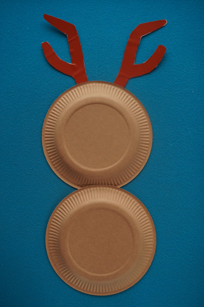 圣诞新年圣诞老人的鹿手工制作。一步一步的照片指导。DIY的概念。42步。切下红鹿角粘在最上面的盘子上。俯视图，平面布局图片下载
