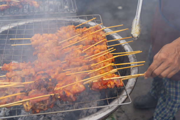 泰国街头小吃。在泰国的庙会和当地夜市烧烤。零售商店图片下载
