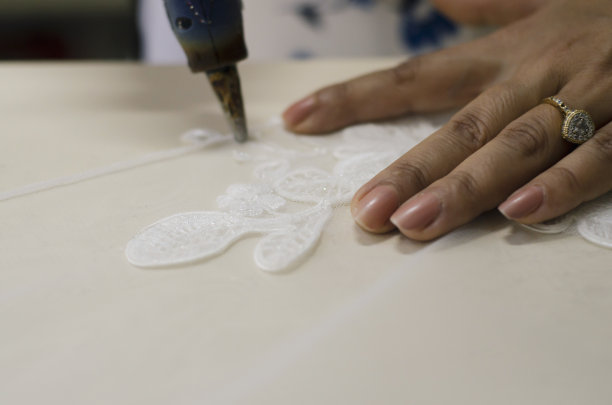 时装设计师缝纫婚纱库存照片图片下载