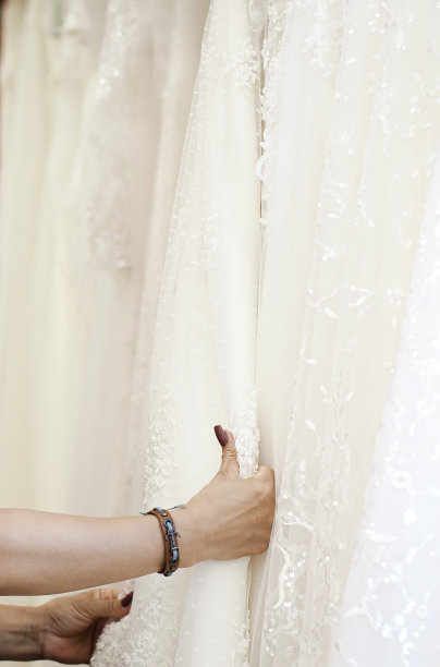 时装设计师缝纫婚纱库存照片图片下载