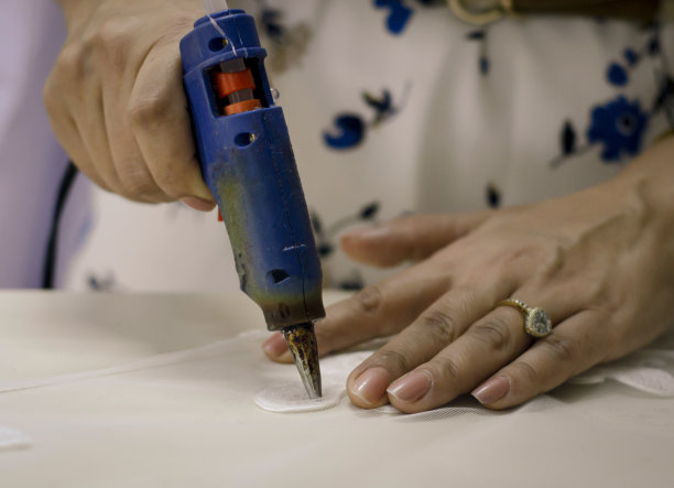 时装设计师缝纫婚纱库存照片图片下载