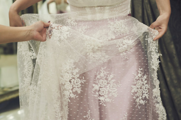 时装设计师缝纫婚纱库存照片图片下载