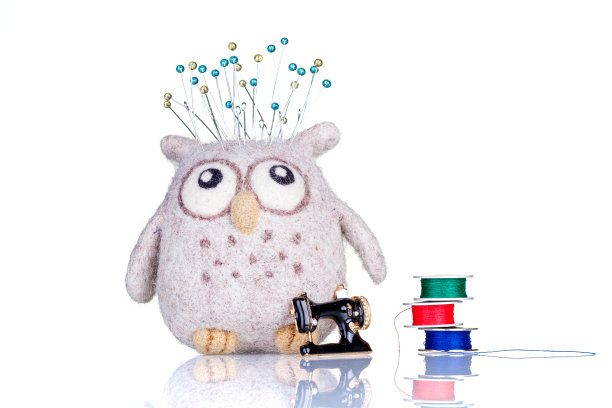 白色背景上有线的猫头鹰形状的小针枕图片下载