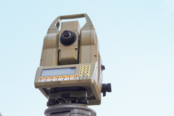 施工时测量地面角度的经纬仪。图片下载