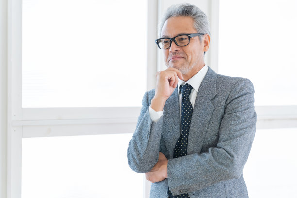资深亚洲商人想一想图片下载