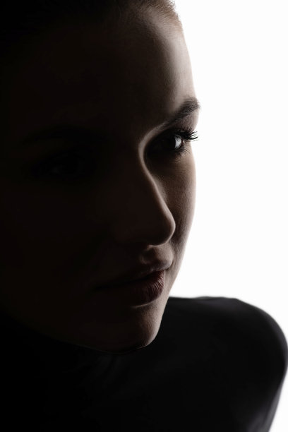 部分美丽的女人的脸轮廓覆盖在阴影图片下载