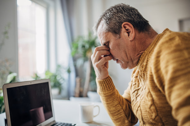 一个疲惫的人头痛图片下载