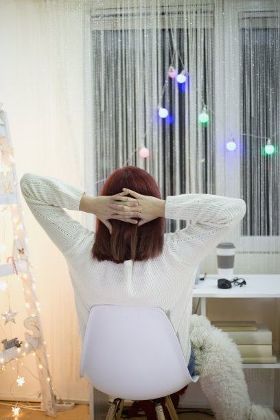 在家工作时伸展手臂的女人图片下载