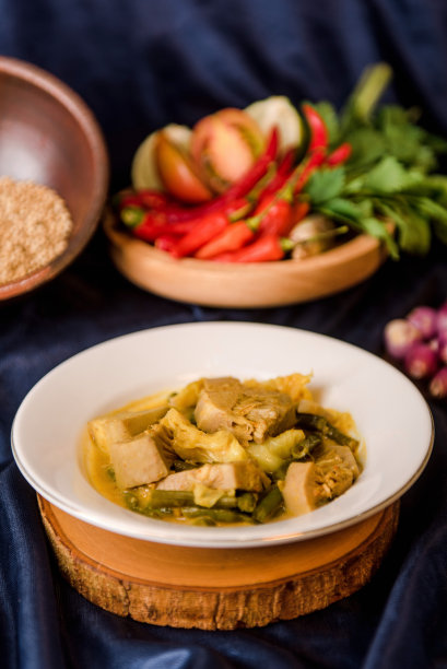 Sayur nangka是一种印尼蔬菜汤，由年轻的菠萝蜜、香草和椰奶烹制而成图片下载