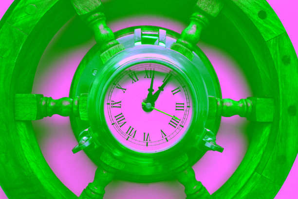 古董钟在一个圆形木框架的中心顶部查看库存照片图片下载