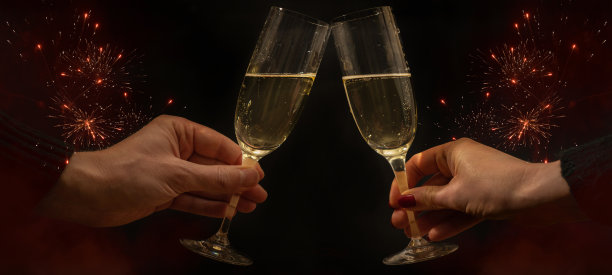 2023年新年快乐西尔维斯特新年前夜庆祝节日横幅贺卡-吐司与起泡酒或香槟杯和烟花在背景图片下载