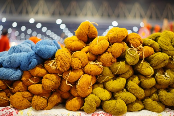 市场上的一卷丝线图片下载