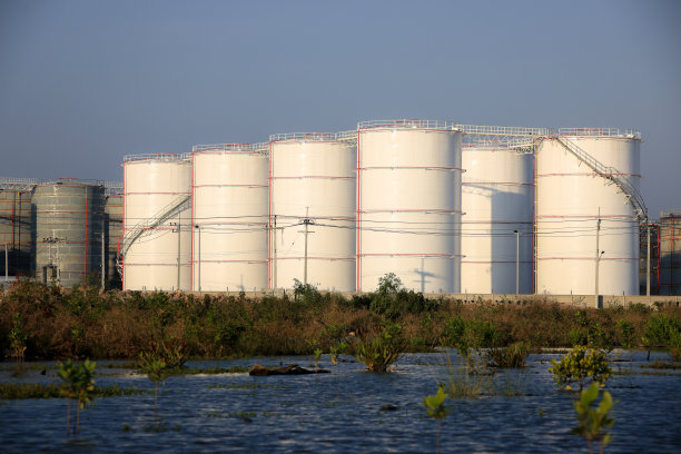 化工或石油工业，石油化工行业的炼油厂储油罐图片下载