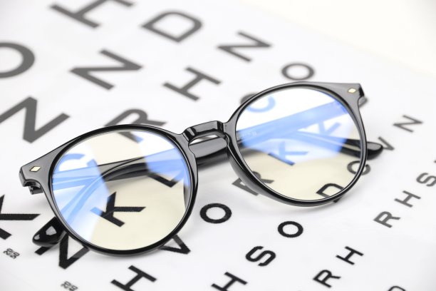 黑色眼镜在海图上图片下载