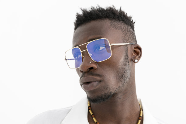 一名非洲裔美国人，身穿白色t恤，戴着白色背景的太阳镜。图片下载