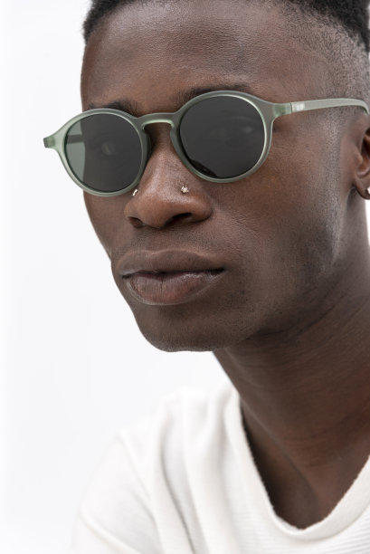 一名非洲裔美国人，身穿白色t恤，戴着白色背景的太阳镜。图片下载