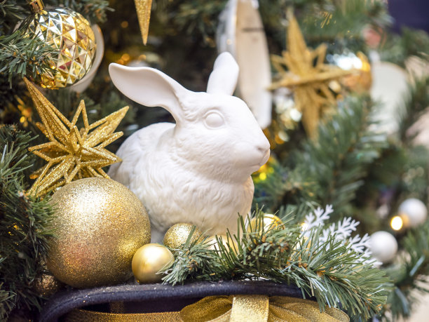 树下的陶瓷兔子和气球雕像。象征着即将到来的2023年。图片下载
