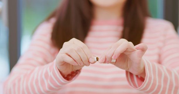 女子戒烟成功图片下载