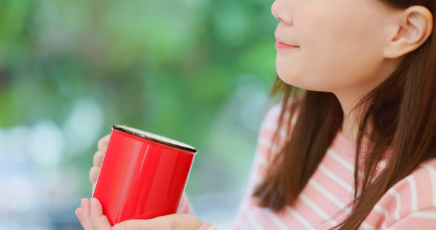 女子喝饮料图片下载