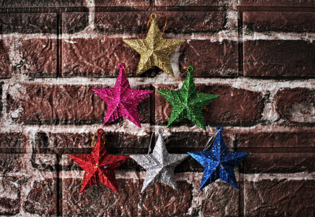 新年的星星为圣诞树装饰各种颜色图片下载