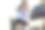 一个美丽的自由职业者的肖像从河边的咖啡馆工作图片下载