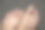 女性脚在灰色地毯上赤脚在家里特写图片下载