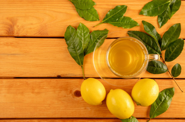 一杯绿茶，茶叶和柠檬，正上方图片下载