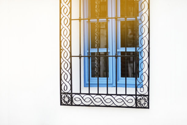 美丽的靛蓝色窗户与铁格栅在Altea，与白色背景图片下载