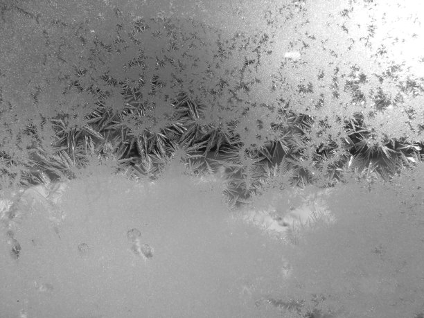 灰色阴影-窗户上的霜漆|自然的艺术|玻璃上结冰的水的图像|冰晶的详细照片图片下载