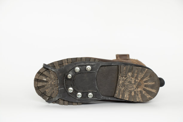 冬天的靴子，鞋上有钉子，防止在冰上滑倒，鞋上有钉子，安全，鞋子图片下载