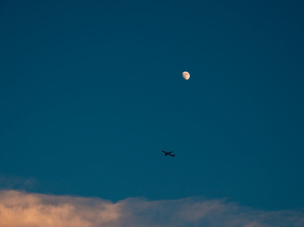 飞机和月亮图片下载