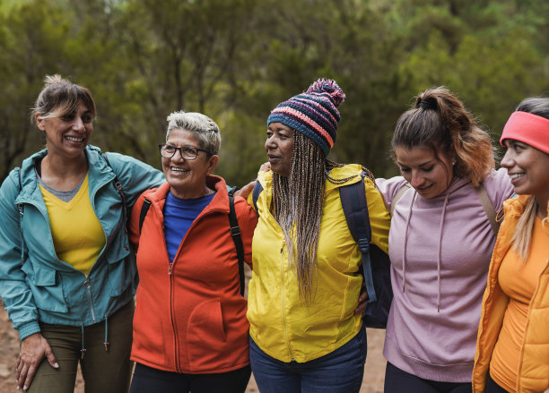 多代女性在徒步旅行中享受乐趣-徒步旅行的多种族朋友一起享受一天图片下载