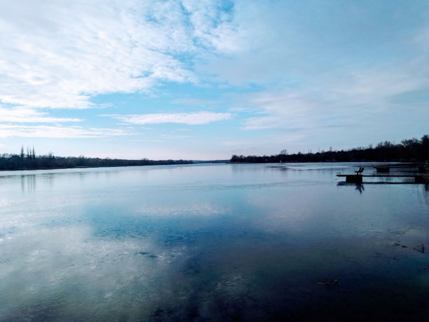 第聂伯河宽阔的河岸，靠近乌克兰Volnokuryanovo村图片下载