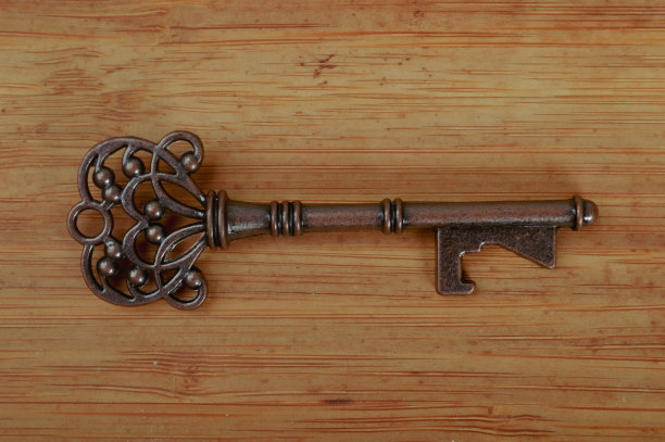 复古和复古的关键孤立的木制背景。图片下载