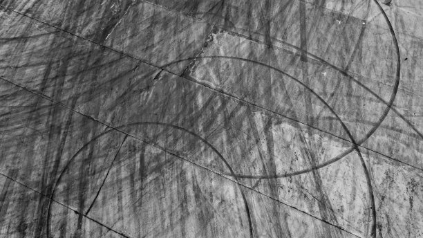 轮胎轨道纹理和背景，带线和轮胎标记的沥青纹理，赛车跑道上的汽车轮胎滑痕，汽车漂移轮胎滑痕的抽象纹理。图片下载