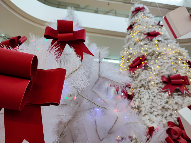 白色圣诞树图片下载